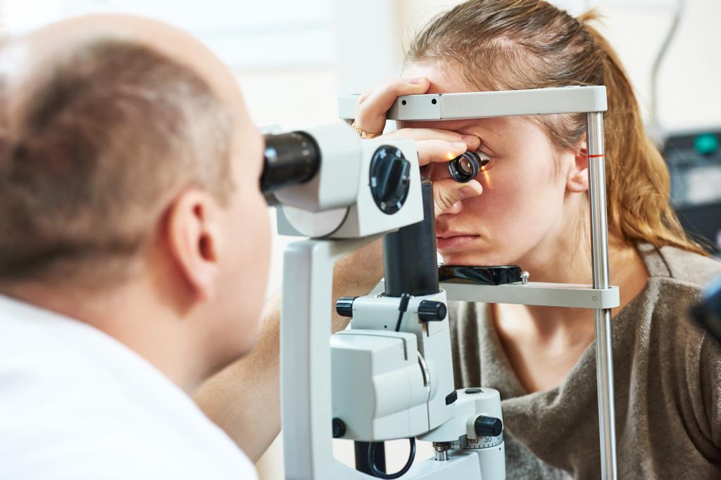 Офтальмолог проверяет зрение