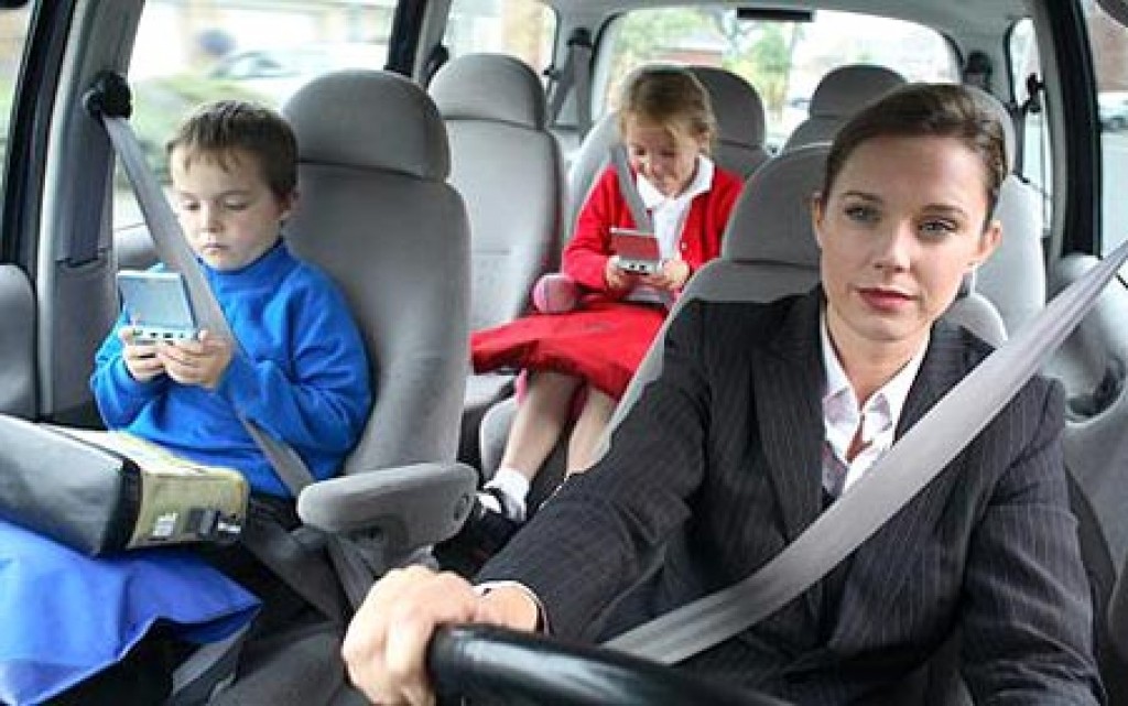 как пристегивать ребенка в машине