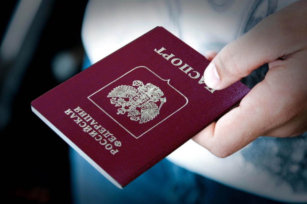 Паспорт в руках