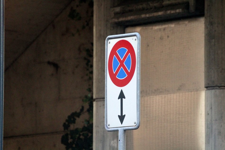 Знак для запрещения остановки автомобилю