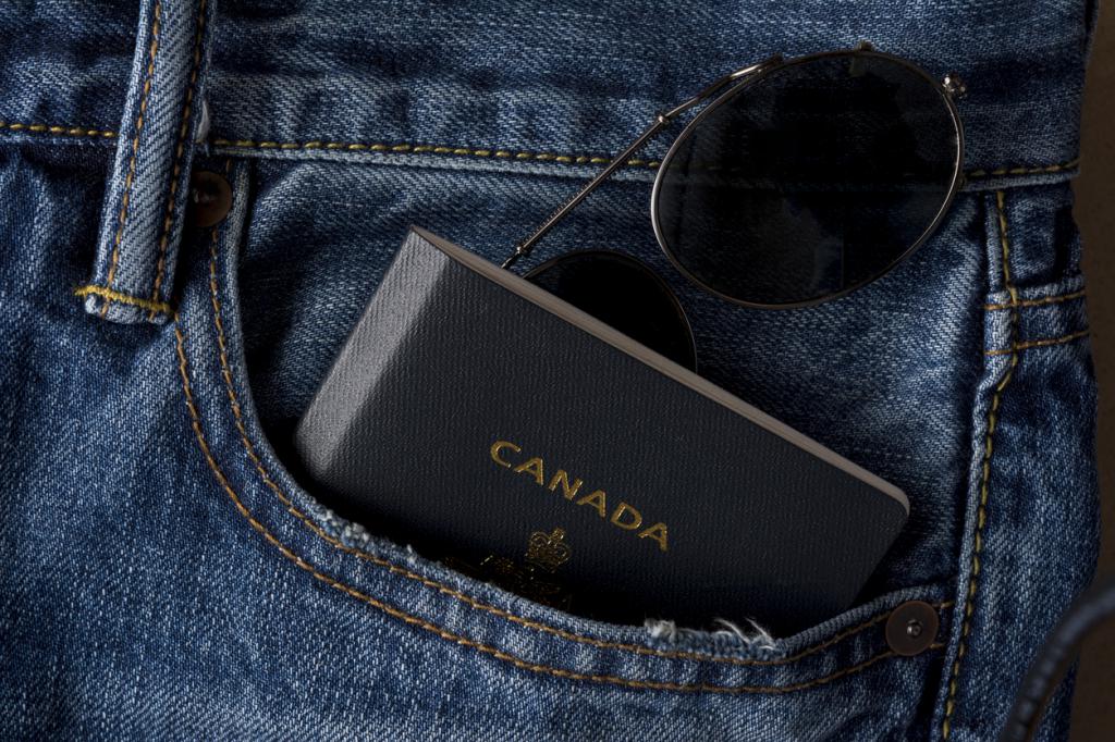 паспорт Канады в кармане