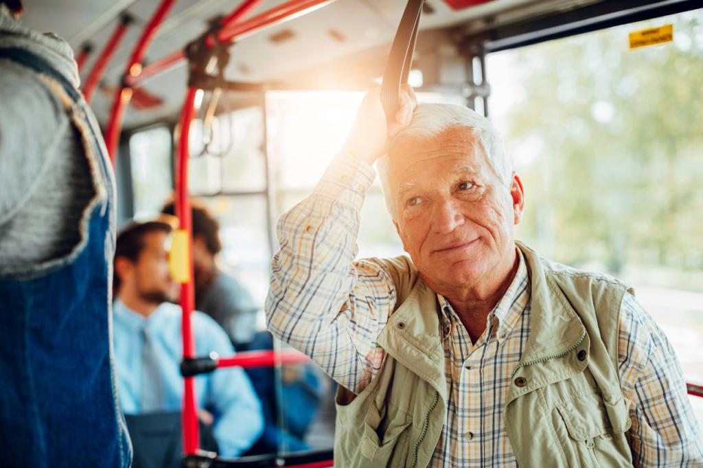 Пенсионер в общественном транспорте