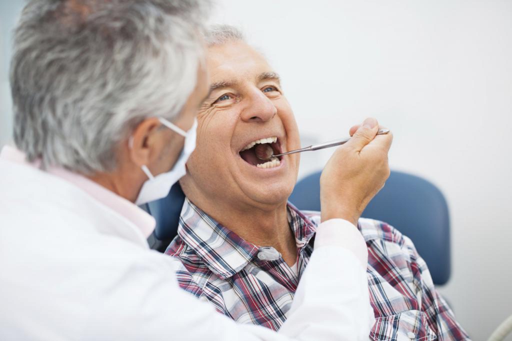 Пожилой мужчина у стоматолога