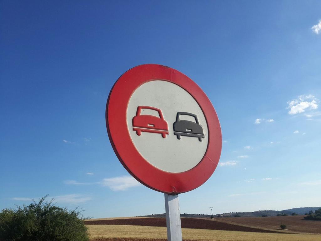 "Обгон запрещен" - знаки дорожного движения