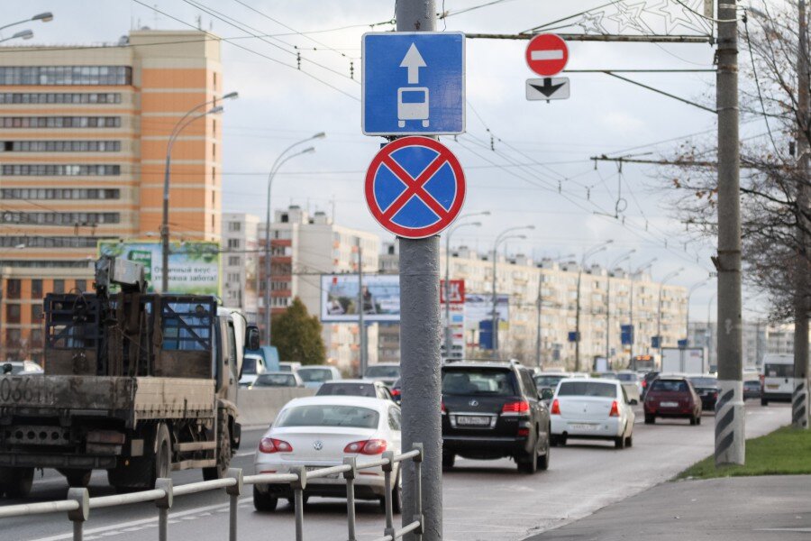 Знак 3.1 над выделенной линией в Москве