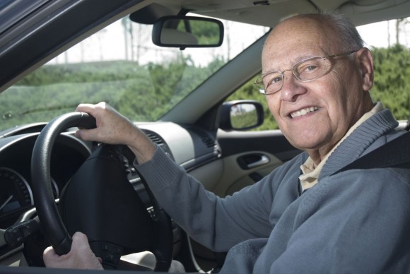 пожилой человек - опытный водитель